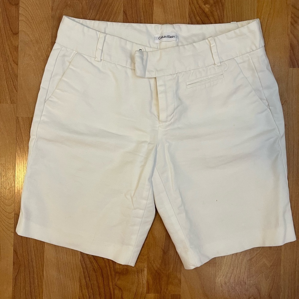 Calvin Klein 9” Bermuda shorts white cotton sz 2 functional back pockets